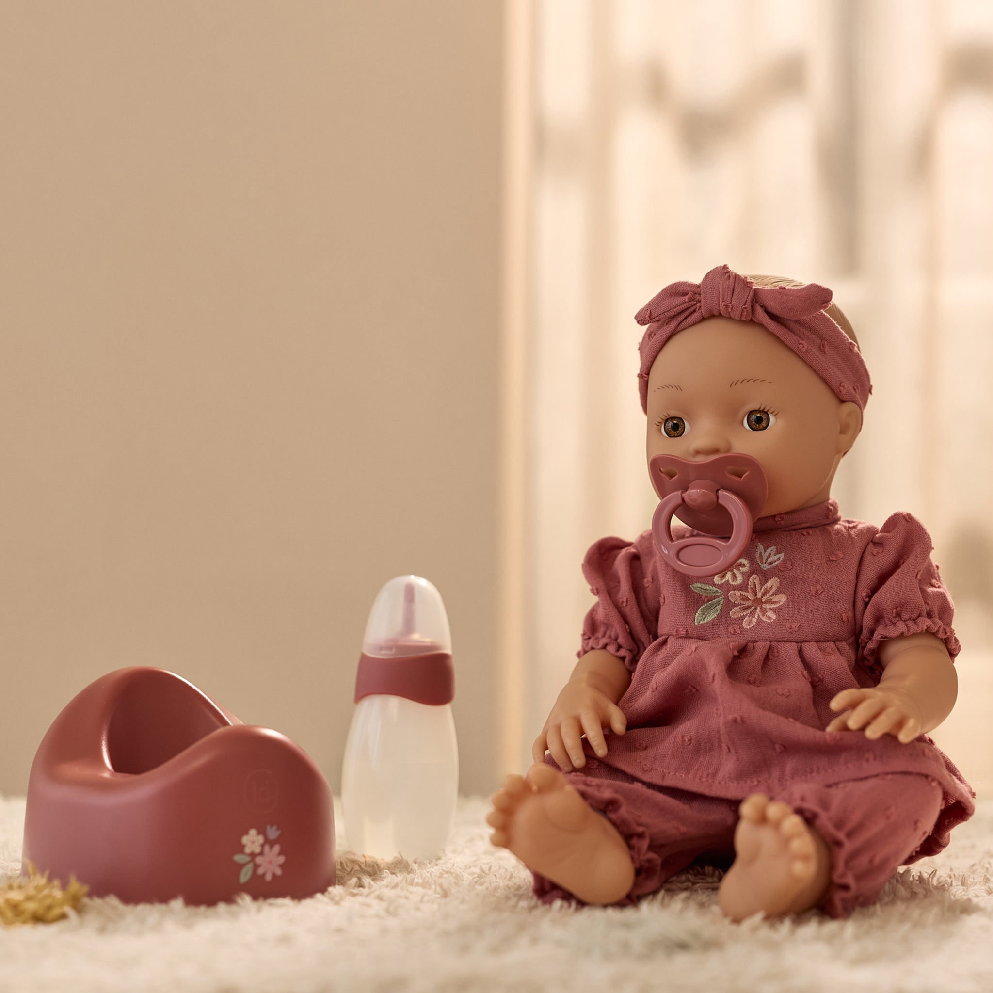 LITTLE DUTCH. Κούκλα με μπιμπερό και γιογιό Livia